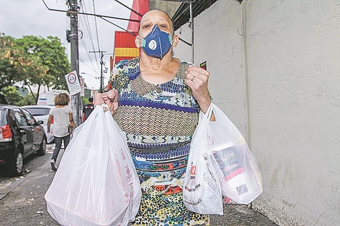 Zulema deixou a carne de lado e passou a consumir ovos: “Só compro bife quando custa até R$ 8, para os netos” (Foto: Beto Morais/AT)