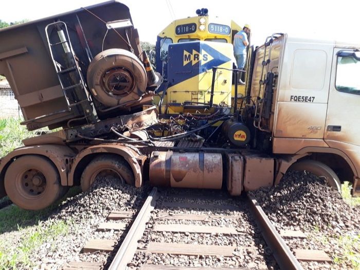 A carreta foi arrastada pela locomotiva por 20 metros (Foto: Divulgação Polícia Militar)