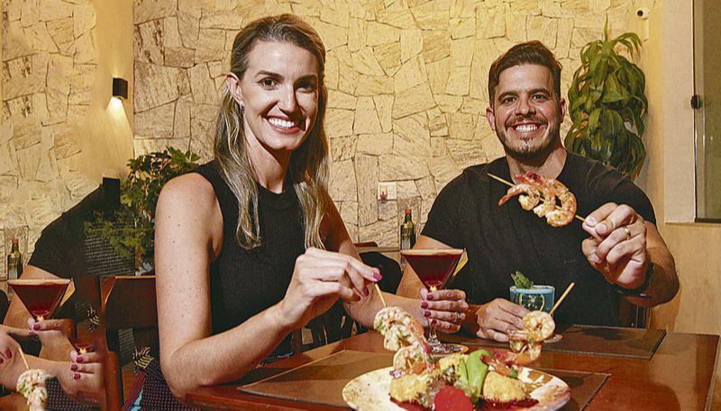 Afrodite Com nova proposta de ser pizzaria, restaurante e petiscaria, o Salsa Pizza e Choperia (3019-6677), na Praia do Canto, conta com novas delícias assinadas pelo chef Cleber Oliveira. O petisco Afrodite é um espeto de camarão temperado com limão-siciliano, crocante de queijo com hortelã e geleia de morango cítrica (R$ 65,00, para duas pessoas).Casal Monica Succi, 36, e Sadi Carvalho, 38, aprovou o prato (Foto: Beto Morais / AT)