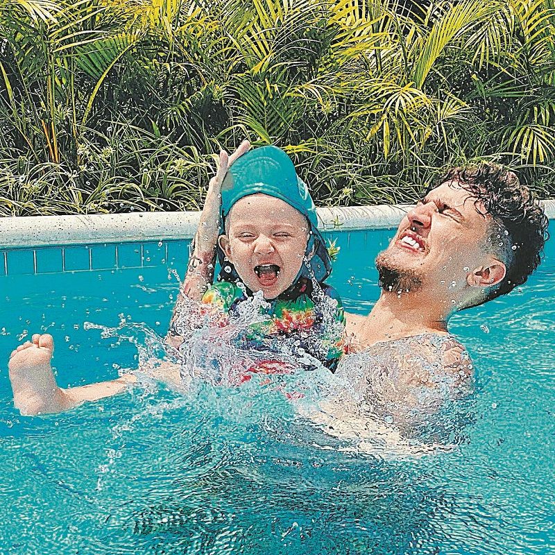 Christian Figueiredo se diverte com o filho. (Foto: Reprodução/Instagram)