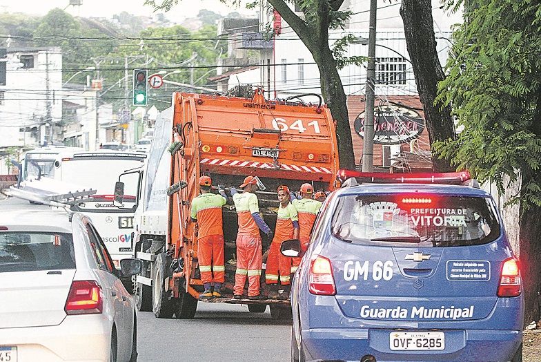 Escoltado por veículo da Guarda Municipal, caminhão circula por bairro de Vitória para fazer a coleta de lixo (Foto: Kadidja Fernandes/ AT)