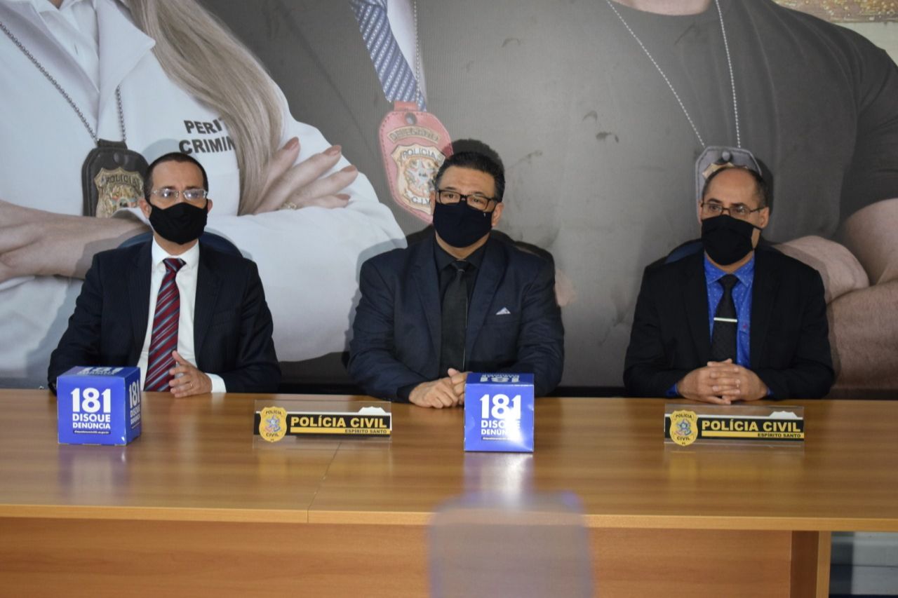 Coletiva de imprensa sobre o caso do servidor que sumiu após desvio de dinheiro da Câmara de Itarana é preso em MG (Foto: Divulgação/Sesp)