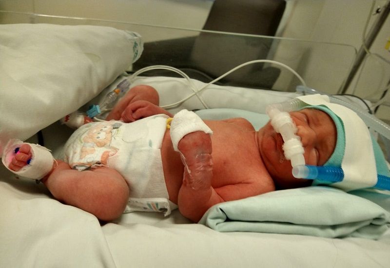 O bebê, João Guilherme, nasceu na tarde da última segunda-feira (6) e está na Utin do mesmo hospital. (Foto: Acervo pessoal)