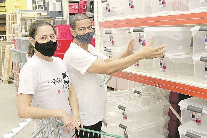 O administrador Vagner Rodrigues, de 48 anos, e a contadora Tânia de Souza, 43, se casaram e estão terminando de montar a casa (Foto: Leone Iglesias/AT)