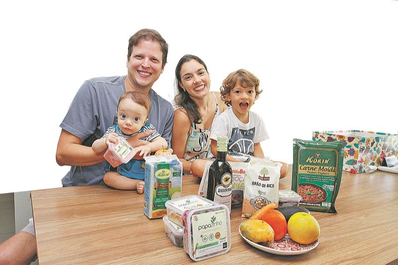 O casal de engenheiros Carolina Mothe Moulin Batista, 34, e Jorge Lins Ribeiro, 37, com os filhos Felipe e Caio (Foto: Fábio Nunes/ AT )