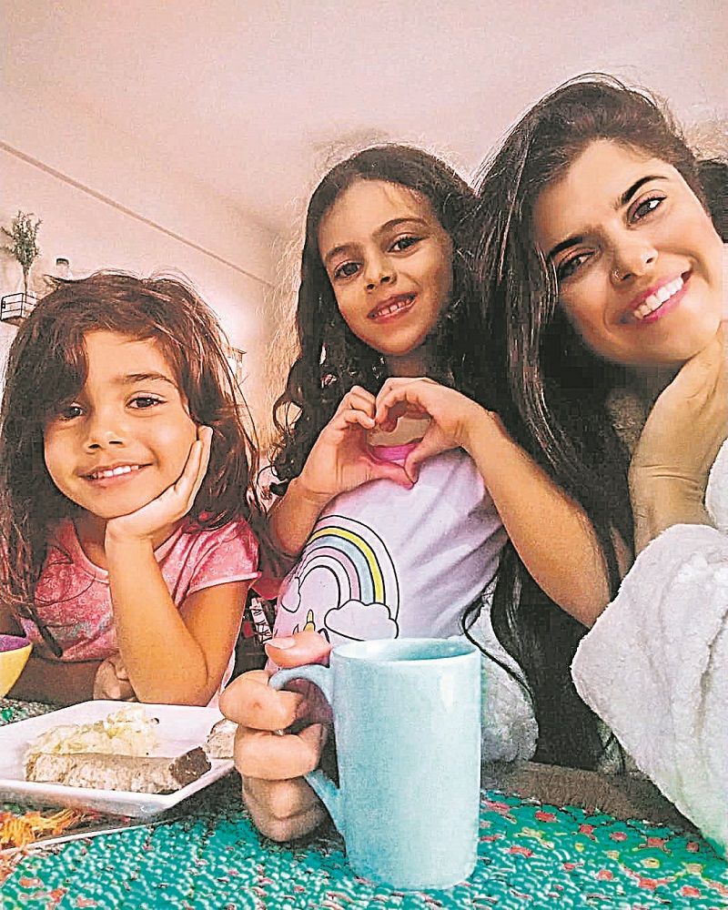 A publicitária Juliana Loyola, 37, com as filhas Sarah, 6, e Isabel, 5, (Foto: Acervo pessoal)