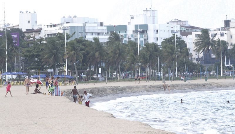 Desnível na faixa de areia, que passou por engordamento e chama atenção pela erosão em alguns trechos da praia (Foto: Leone Iglesias / AT)