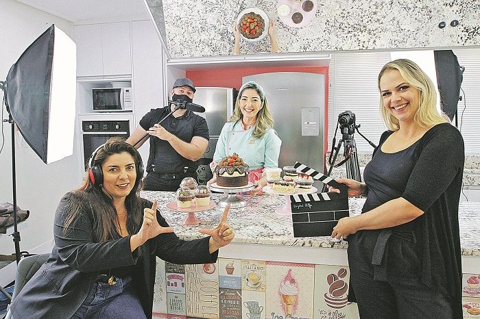 Sílvia com a equipe de gravação dos cursos, formada por Silas, Ana Paula e Camila: guinada após o desemprego (Foto: Fábio Nunes/AT)