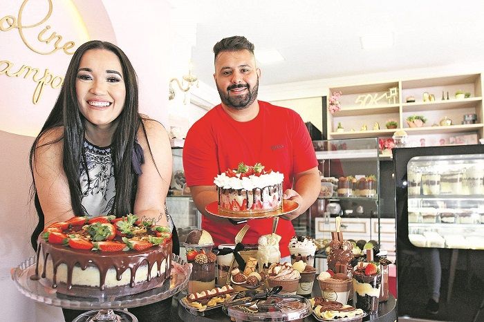 Caroline e o marido, Rafael, mostram delícias que são sua especialidade (Foto: Kadidja Fernandes/AT)