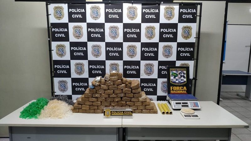 Foram apreendidos 50 quilos de maconha escondidos em um sítio em Fundão com dois criminosos (Foto: Divulgação/ PC)