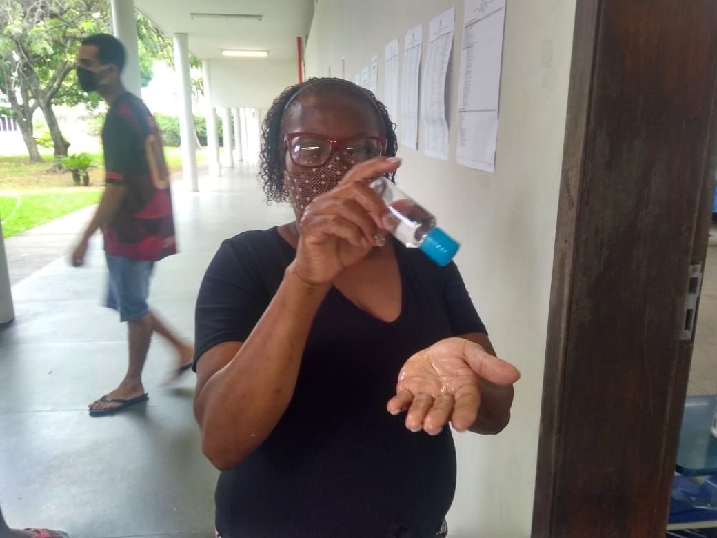 Dona Milta Francisco levou o próprio álcool em gel para o local de votação. (Foto: A Tribuna)