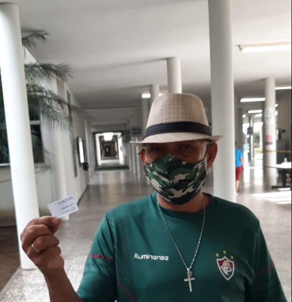 O vigilante Altemis Gonçalves foi votar cedinho (Foto: Vinícius Guidoni)