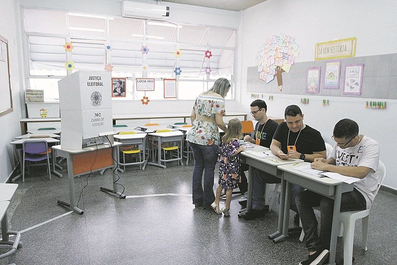 Eleitora durante votação em 2018: abstenção, que foi de 20% na última eleição, pode chegar a 30% no domingo (Foto: Arquivo/AT)