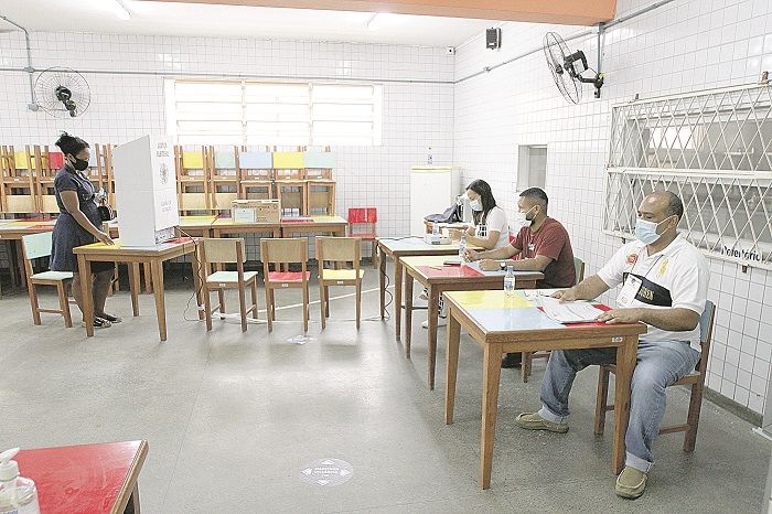 Mesários em seção eleitoral no primeiro turno: abstenções em alta (Foto: Kadidja Fernandes - 15/11/2020)