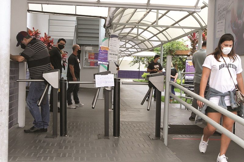 Eleitores e mesários na FDV, uma das zonas eleitorais em Vitória: votação com movimentação tranquila (Foto: Kadidja Fernandes/AT)