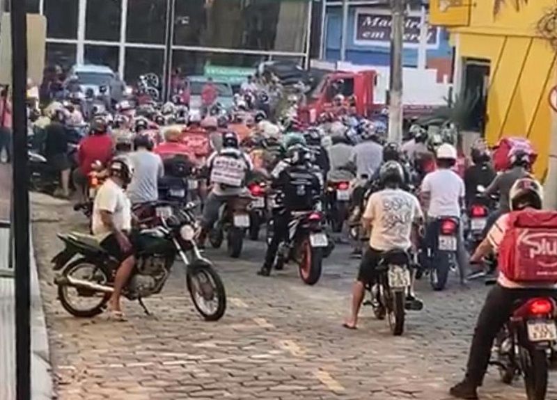 Após as agressões ao motoboy, colegas de profissão da vítima se manifestaram em frente a empresa do agressor na tarde desta segunda-feira (30) em Colatina (Foto: Reprodução)