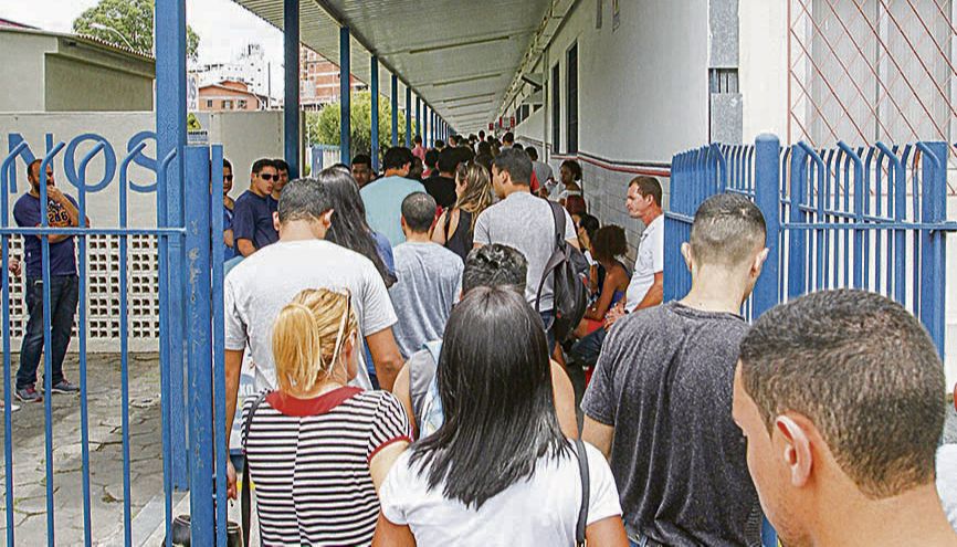 Entrada de estudantes para prova do Enem: cuidados contra contágio (Foto: Leonardo Bicalho - 05/11/2016)