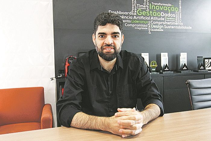 Entrevista online: Quem foi contratado recentemente e passou por todo processo de recrutamento de forma online, foi o gerente de projetos da Sankhya, Marbson Tomaz Novaes, de 41 anos.Desde as entrevistas, até as dinâmicas de grupo e apresentação da empresa ocorreram de forma virtual. Ele afirmou que achou o processo interessante e aprovou o método. “Tudo ocorreu de forma rápida e com agilidade. E a empresa conseguiu adaptar bem os horários”, disse. (Foto: Dayana Souza/AT)