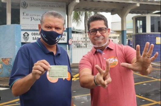 Euclério Sampaio (DEM) chegou acompanhado do deputado estadual Marcelo Santos (Podemos) (Foto: Reprodução/Instagram)