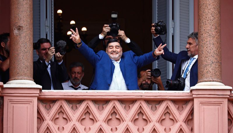 Ex-jogador Diego Armando Maradona na sacada da Casa Rosada após se reunir com o então presidente argentino Alberto Fernandez, em Buenos Aires, Argentina, em 2019 (Foto: Marcos Brindicci / Associated Press / AE)