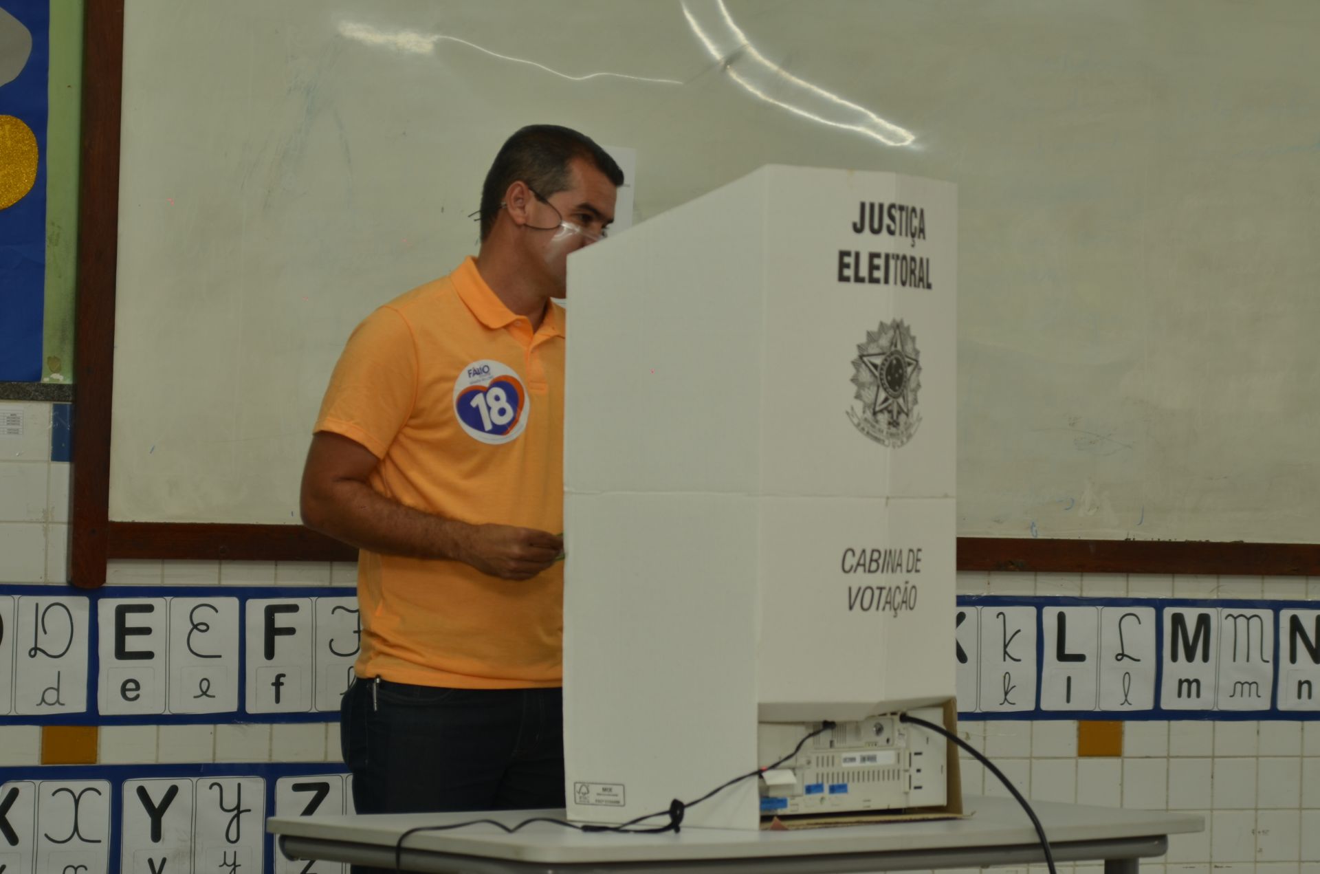 Fábio Duarte votou na Escola Judith Leão Castello Ribeiro, em Pitanga, na Serra. (Foto: Vanessa Martão)