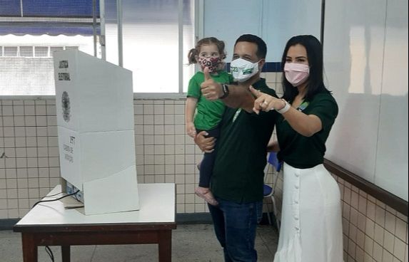 Fabrício Gandini vota acompanhado da esposa e filha. (Foto: Vinicius Guidoni)