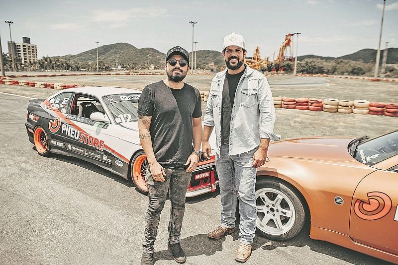 “A adrenalina já está a mil por hora”, diz Fernando, ao lado de Sorocaba, no kartódromo. (Foto: Divulgação)
