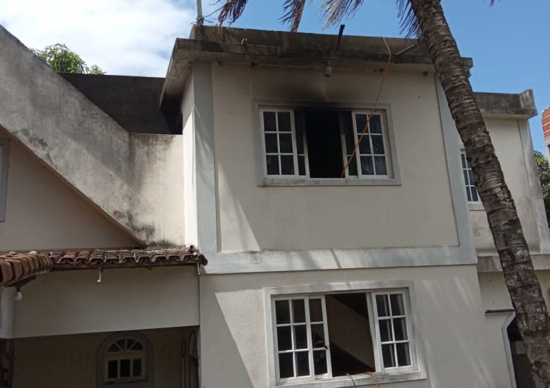 O incêndio destruiu o segundo piso da residência da família e só não destruiu tudo porque vizinhos ajudaram a combater as chamas (Foto: Alessandro de Paula)