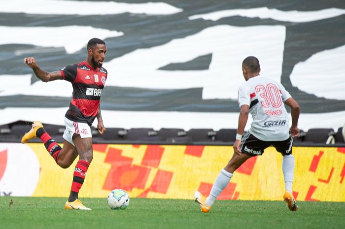 Gérson tenta se livrar da marcação (Foto: Twitter Flamengo / Alexandre Vidal / CRF)