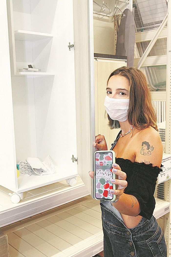 A arquiteta Flávia Pertel, de 25 anos, mudou para um apartamento mais estruturado, em Vitória. (Foto: Leone Iglesias/AT)