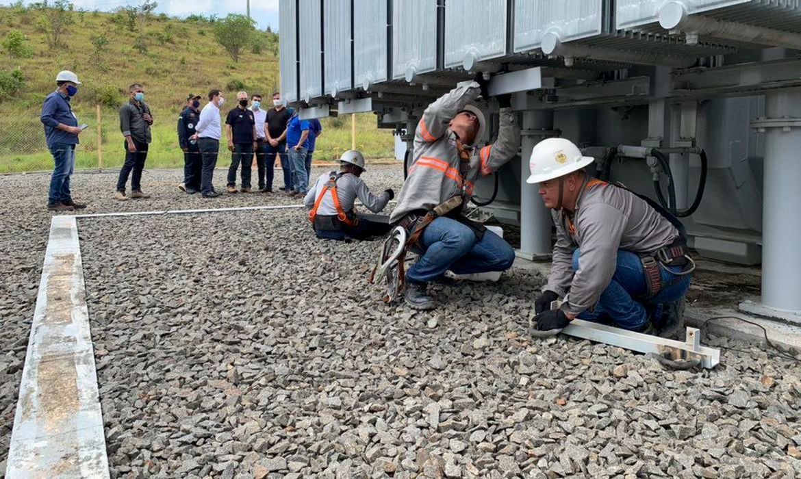 Funcionários atuam para reestabelecer a energia no Amapá (Foto: Divulgação / Ministério de Minas e Energia)