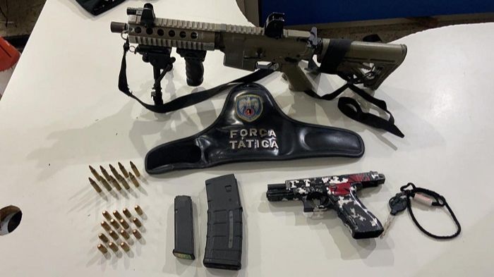 Fuzil, pistola e demais materiais apreendidos (Foto: Divulgação PM)