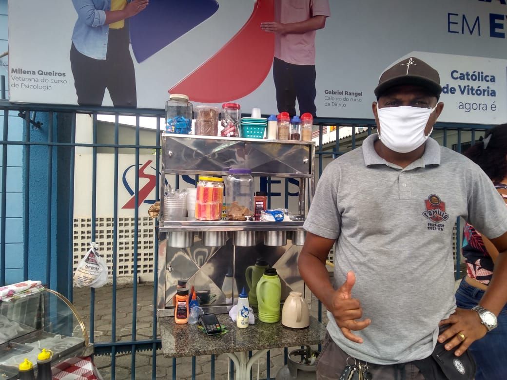 Geovani Caldeira vende salgado em frente a local de votação. (Foto: Ludmila Azevedo)