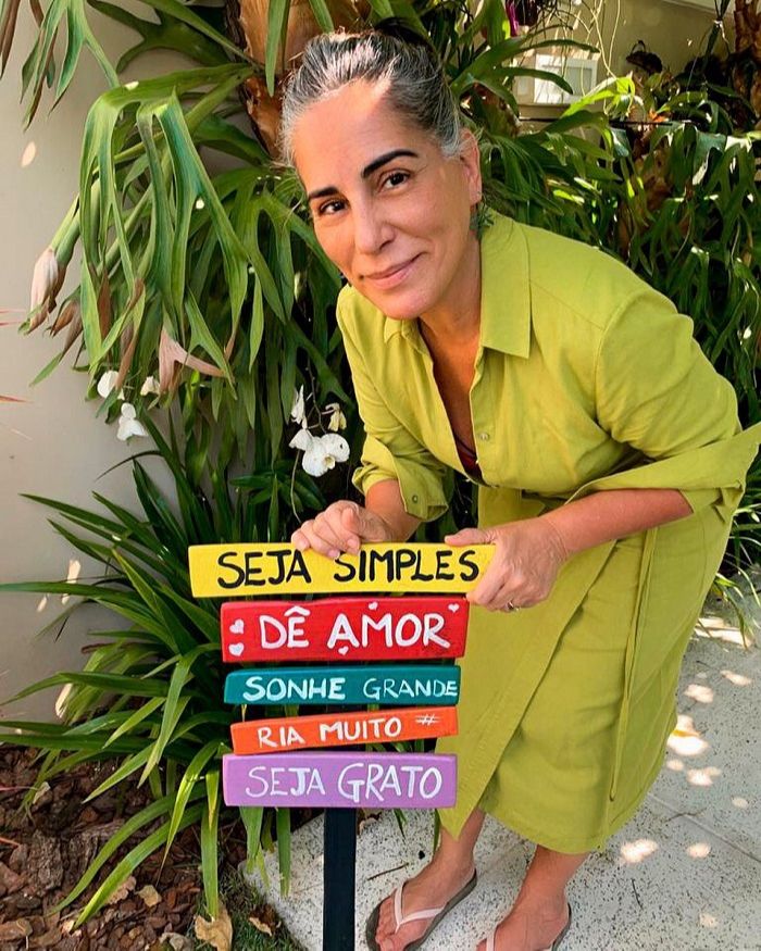 Atriz assumiu os fios brancos (Foto: Instagram @gpiresoficial)
