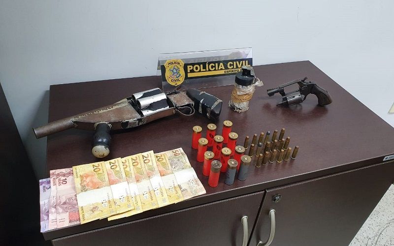 Uma granada, armas e munições foram apreendidas (Foto: Divulgação/ Polícia Civil)