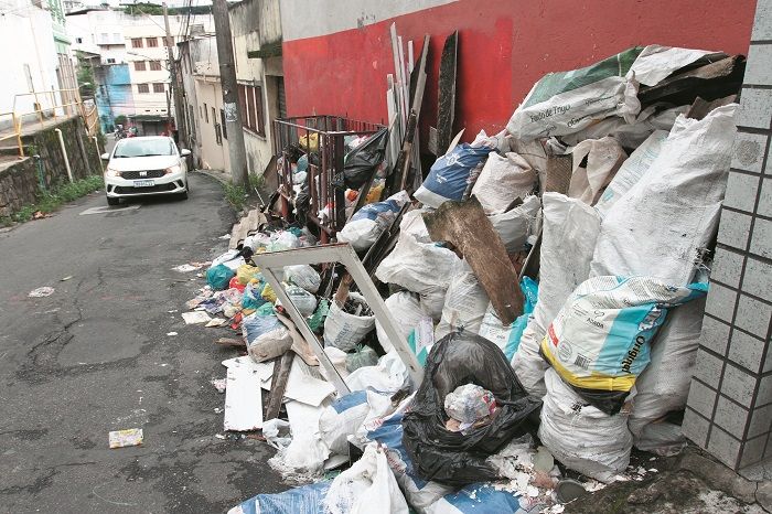 Motoristas de caminhão fazem greve e coleta de lixo está suspensa em 425 bairros (Foto: Leone Iglesias/AT)