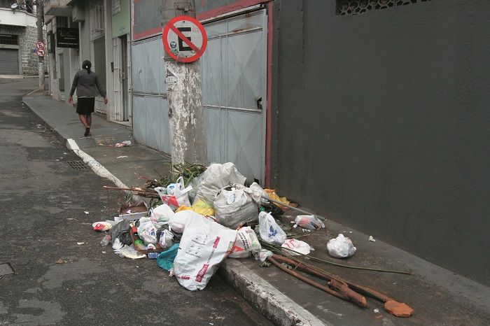 Apesar das prefeituras informarem que estão fazendo a coleta com equipamentos dos próprios municípios, nesta terça-feira (24), muitas ruas, em diversos pontos da Grande Vitória já tinha lixo acumulado (Foto: Leone Iglesias)
