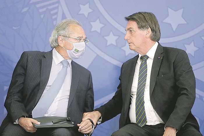 Guedes e Bolsonaro: ministro argumenta que não há dinheiro para continuar gastando com o auxílio (Foto: DIDA SAMPAIO/Agência Estado – 22/10/2020)