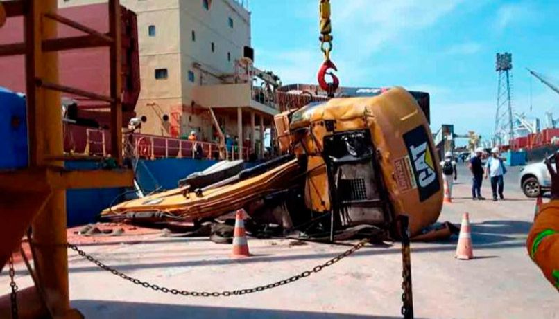 Guindaste ficou destruído após cair (Foto: Reprodução / SBT)