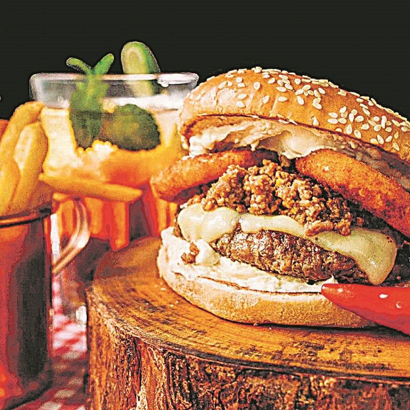 Hambúrguer Arraial do Cabo do Duck's Steak Burger, na Glória. (Foto: Ezila Medeiros/Divulgação)