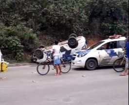 Viatura capotada chamou a atenção de quem passava pelo local (Foto: Reprodução de vídeo)