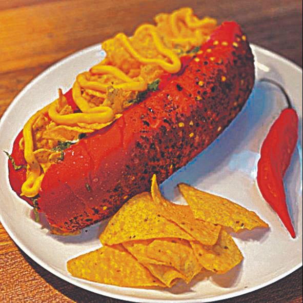 Hot dog com chilli do Spetus, na Praia do Canto. (Foto: Divulgação)