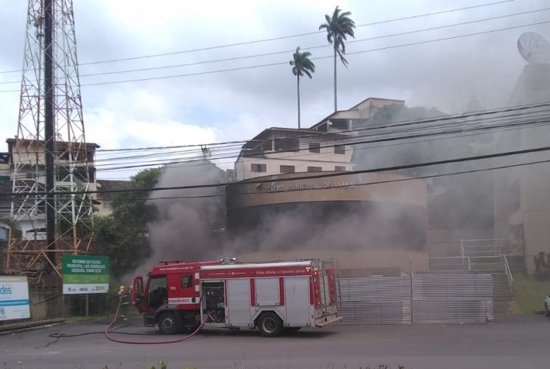 Equipamento incendiado fica ao lado da Prefeitura de Viana. (Foto: Divulgação)