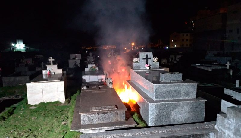 Incêndio foi registrado no final da tarde desta segunda-feira (Foto: Yuri Demuner / TV Tribuna)