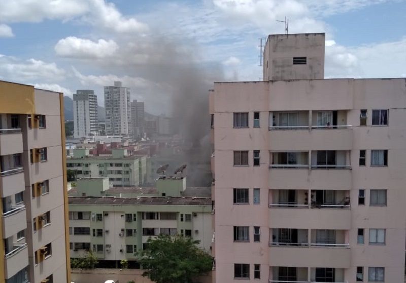 Fumaça podia ser vista de outros prédios da região (Foto: Reprodução/Redes Sociais)