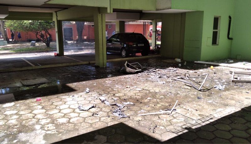 Aparelhos de ar condicionado teriam sido arremessados de apartamentos com a explosão, segundo moradores (Foto: Reprodução/Redes Sociais)