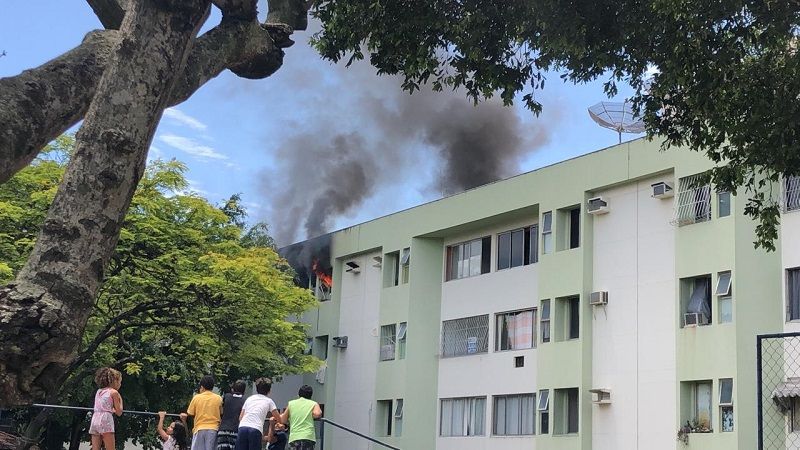 Incêndio em apartamento em Jardim Camburi. (Foto: Internauta)