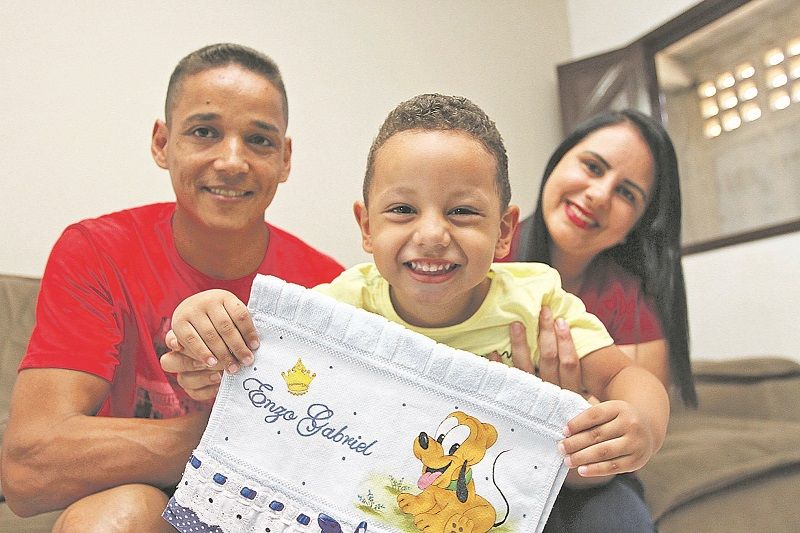 José dos Santos e Jussara, com o filho Enzo Gabriel: escolha foi feita em função do anjo Gabriel, da Bíblia (Foto: Kadidja Fernandes/ AT)