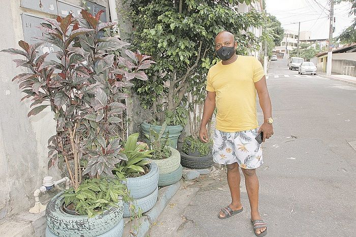 Manoel Correia diz que as plantas ajudaram a acabar com pontos de acúmulo de lixo em Santa Martha (Foto: Dayana Souza/AT)