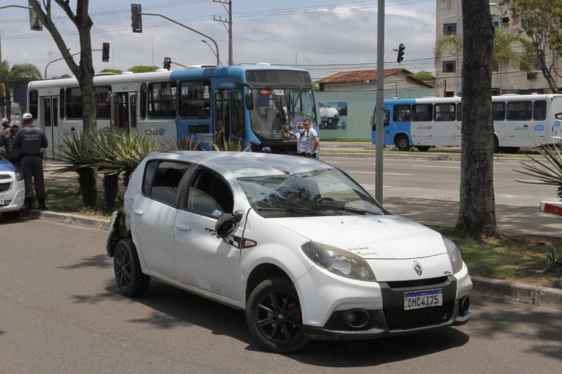 O acidente aconteceu na manhã deste sábado (07) próximo ao acesso ao Aeroporto de Vitória (Foto: Leonardo Bicalho)
